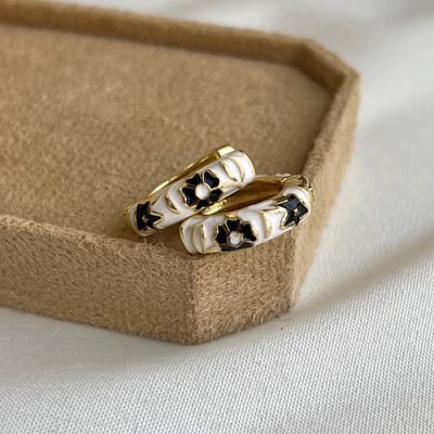 گوشواره میناکاری سفید گلی