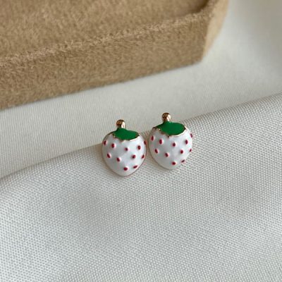 گوشواره توت فرنگی سفید