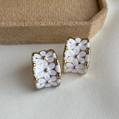 گوشواره میناکاری گل دار سفید