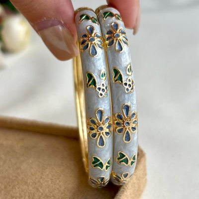دستبند میناکاری شکوفه ابی کمرنگ