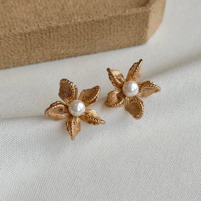 گوشواره گل و مروارید برجسته