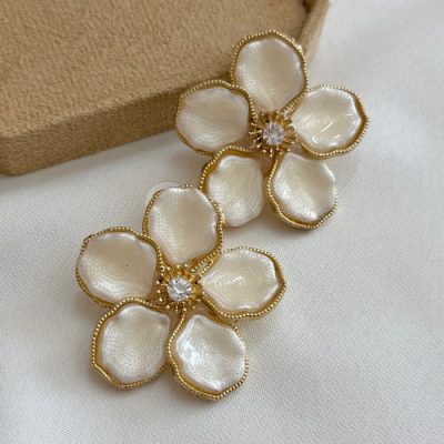 گوشواره گل صدفی