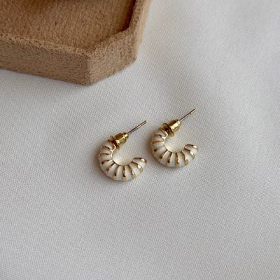 گوشواره میناکاری نیم حلقه سفید
