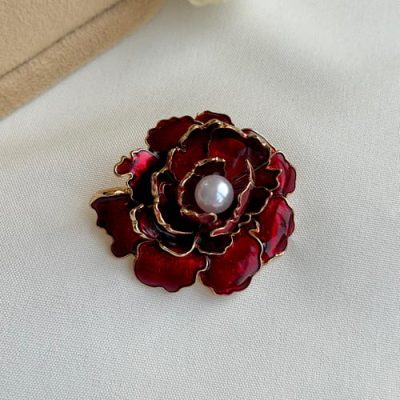 سنجاقسینه گل رز مرواریدی