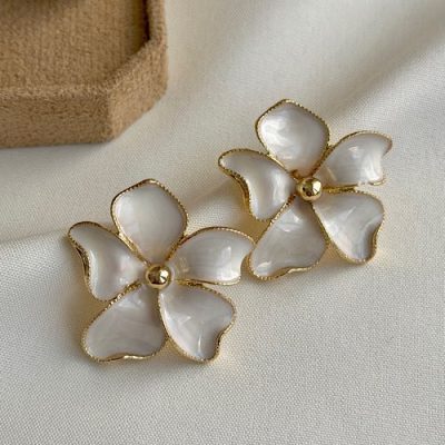 گوشواره گل صدفی لیدی