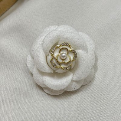 سنجاقسینه گل پارچه ای سفید